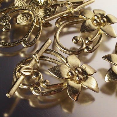 Toggle Clasp - Frilly Lily - Bright Brass