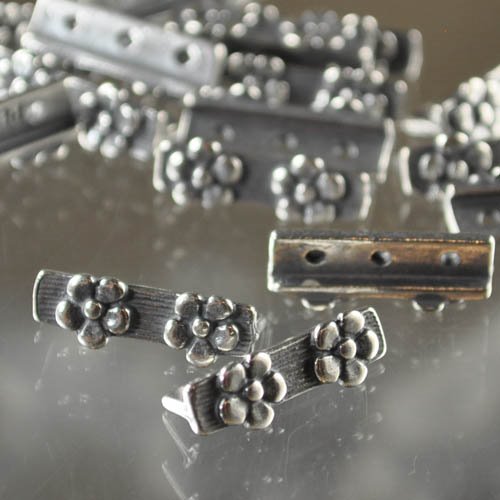 Separator/Connector - 3-Hole Flowers onna Board - Antiqued Silver
