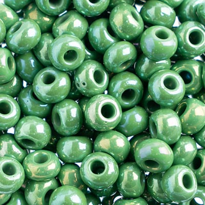 Czech - 32/0 Seed bead - Opaque Medium Green Rainbow (250g)