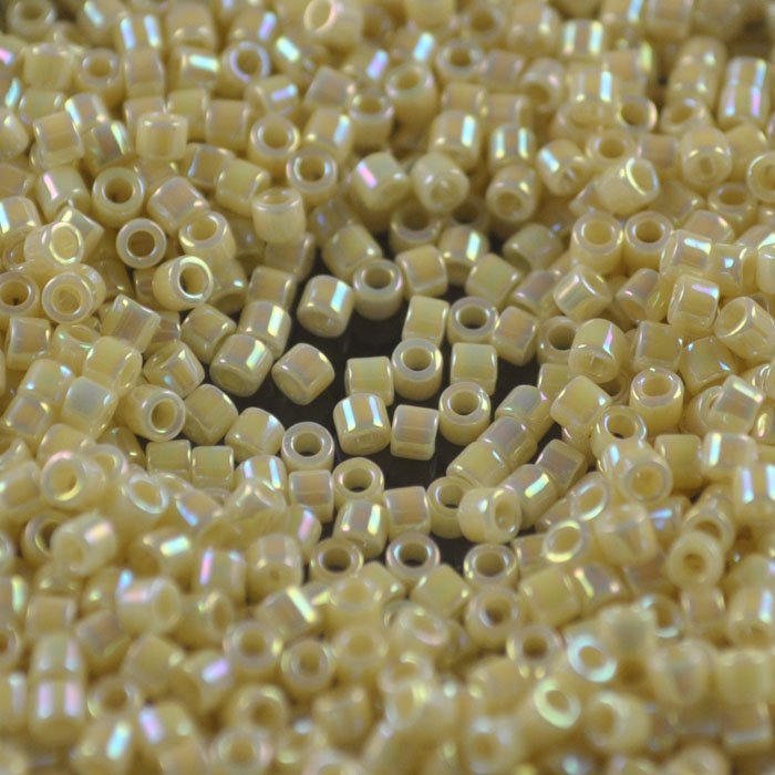 Delica Beads 10/0 - dbm0157b - Opaque Cream AB 50g