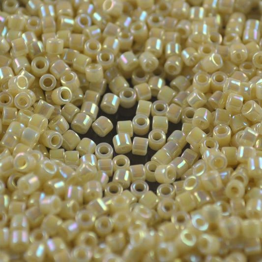 Delica Beads 10/0 - dbm0157b - Opaque Cream AB 50g