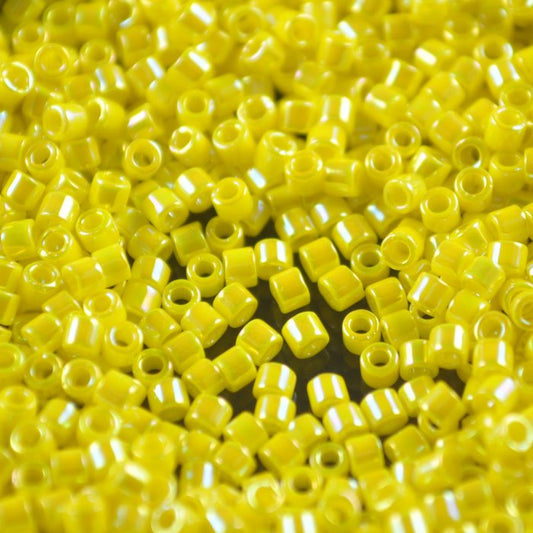 Delica Beads 10/0 - dbm0160b - Opaque Yellow AB 50g