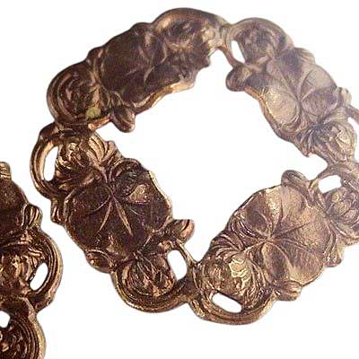 Vintaj -  Waterlily Toggle Ring - Natural Brass 