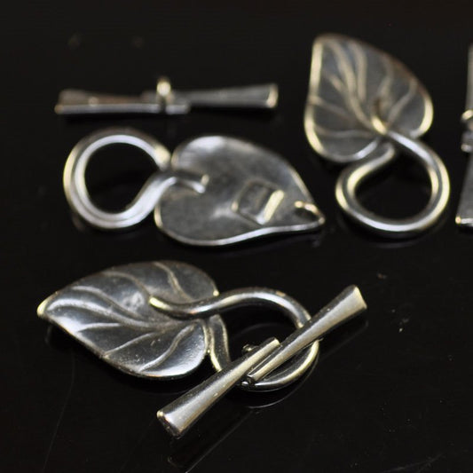 Toggle Clasp -  Anthurium - Gunmetal