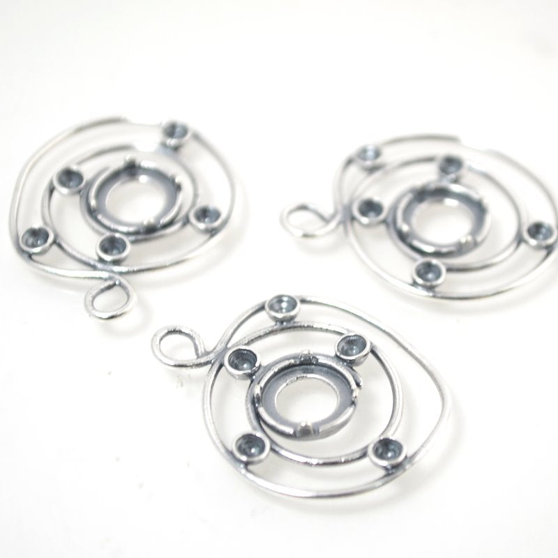 Findings - Stone Mount - ID 8mm Centre of the Universe - Antiqued Silver