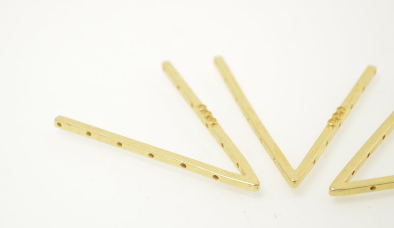 Finding -  V Frame - Bright Brass